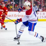 16 mars 2024; Calgary, Alberta, Canada; Le défenseur des Canadiens de Montréal, Arber Xhekaj (72), tire au but contre les Flames de Calgary durant la première période au Scotiabank Saddledome.