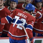 21 février 2024 ; Montréal, Québec, CAN; Le défenseur des Canadiens de Montréal Arber Xhekaj (72) célèbre avec ses coéquipiers après avoir marquant un but contre les Sabres de Buffalo pendant la première période au Centre Bell.