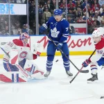 8 octobre 2025; Toronto, Ontario, Canada; Bobby McMann (74), centre des Maple Leafs de Toronto, se dispute la rondelle avec Lane Hutson (48), défenseur des Canadiens de Montréal, durant la première période à la Scotiabank Arena.