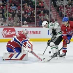 10 février 2024; Montréal, Québec, Canada; Le gardien des Canadiens de Montréal, Sam Montembeault (35), et le défenseur Johnathan Kovacevic (26) arrêtent le défenseur des Stars de Dallas, Thomas Harley (55), durant la troisième période au Centre Bell.