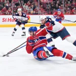 11 avril 2026; Montréal, Québec, Canada; L'attaquant des Canadiens de Montréal, Kirby Dach (77), contrôle la rondelle tandis que le défenseur des Blue Jackets de Columbus, Ivan Provorov (9), défend, durant la deuxième période au Centre Bell.