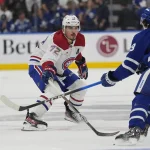 27 septembre 2025 ; Toronto, Ontario, Canada ; le défenseur Arber Xhekaj (72 ans) défend face à l'attaquant des Maple Leafs de Toronto, Matthew Knies (23 ans), au cours de la deuxième période à la Scotiabank Arena.