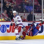 18 octobre 2025; Montréal, Québec, Canada; Le défenseur des Rangers de New York, Adam Fox (23), met en échec l'attaquant des Canadiens de Montréal, Zack Bolduc (76), durant la deuxième période au Centre Bell.