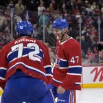 22 novembre 2025 ; Montréal, Québec, CAN; Le défenseur des Canadiens de Montréal Arber Xhekaj (72) et son coéquipier Jayden Struble (47) célèbrent la victoire contre les Maple Leafs de Toronto au Centre Bell.