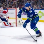 21 mars 2024 ; Vancouver, Colombie-Britannique, Canada ; l'attaquant des Canucks de Vancouver, Vasily Podkolzin (92), contrôle la rondelle face aux Canadiens de Montréal en première période au Rogers Arena.