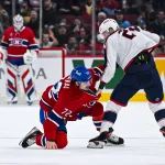16 novembre 2024; Montréal, Québec, Canada; Mathieu Olivier (24), ailier droit des Blue Jackets de Columbus, et Arber Xhekaj (72), défenseur des Canadiens de Montréal, se battent durant la deuxième période au Centre Bell.