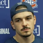 Le défenseur du Canadien de Montréal, Arber Xhekaj, en conférence de presse devant les médias.