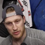 L'attaquant de l'Avalanche du Colorado, Nathan MacKinnon, en conférence de presse devant les médias.