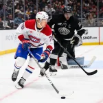 7 mars 2026 ; Los Angeles, Californie, États-Unis ; l'ailier droit des Canadiens de Montréal, Zachary Bolduc (76), contrôle la rondelle sous la pression du centre des Kings de Los Angeles, Anze Kopitar (11), durant la troisième période à la Crypto.com Arena.