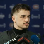 Le défenseur du Canadien de Montréal, Arber Xhekaj, en conférence de presse devant les médias.