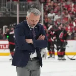 29 mai 2026 ; Raleigh, Caroline du Nord, États-Unis ; Martin St. Louis, entraîneur-chef des Canadiens de Montréal, réagit en marchant sur la glace après la défaite contre les Hurricanes de la Caroline lors du cinquième match de la finale de l'Association de l'Est des séries éliminatoires de la Coupe Stanley 2026 au Lenovo Center.