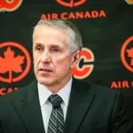 7 avril 2016; Calgary, Alberta, Canada; Bob Hartley, entraîneur-chef des Flames de Calgary, s'adresse aux médias après le match contre les Canucks de Vancouver au Scotiabank Saddledome. Les Flames ont gagné 7 à 3.