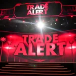 27 juin 2025 ; Los Angeles, Californie, États-Unis ; Gary Bettman, commissaire de la LNH, annonce au Peacock Theater un échange entre les Penguins de Pittsburgh et les Flyers de Philadelphie concernant le 12e choix au total de la première ronde du repêchage 2025 de la LNH.