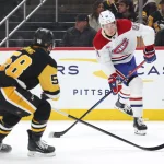 21 décembre 2025 ; Pittsburgh, Pennsylvanie, États-Unis ; le centre des Canadiens de Montréal, Oliver Kapanen (91), tire au but tandis que le défenseur des Penguins de Pittsburgh, Kris Letang (58), tente de défendre, durant la deuxième période au PPG Paints Arena.