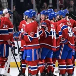 3 décembre 2025; Montréal, Québec, Canada; Les joueurs des Canadiens de Montréal célèbrent leur victoire contre les Jets de Winnipeg après le match au Centre Bell.