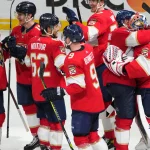 1er juin 2024 ; Sunrise, Floride, États-Unis ; Vladimir Tarasenko (10), ailier droit des Panthers de la Floride, félicite le gardien Sergei Bobrovsky (72) après la victoire décisive contre les Rangers de New York lors du sixième match de la finale de l'Association de l'Est des séries éliminatoires de la Coupe Stanley 2024 à l'Amerant Bank Arena.