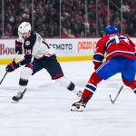 16 novembre 2024; Montréal, Québec, Canada; Adam Fantilli (19), centre des Blue Jackets de Columbus, joue la rondelle contre Arber Xhekaj (72), défenseur des Canadiens de Montréal, durant la première période au Centre Bell.