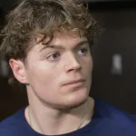 L'attaquant du Canadien de Montréal, Cole Caufield, en entrevue.