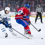 25 septembre 2025; Montréal, Québec, Canada; l'ailier droit des Canadiens de Montréal, Patrik Laine (92), s'empare de la rondelle devant l'attaquant des Maple Leafs de Toronto, Easton Cowan (53), durant la première période au Centre Bell.