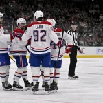 16 janvier 2025 ; Dallas, Texas, États-Unis ; le centre des Canadiens de Montréal, Alex Newhook (15), l'ailier gauche Patrik Laine (92), le défenseur Lane Hutson (48) et le centre Kirby Dach (77) célèbrent un but marqué par Newhook contre les Stars de Dallas lors de la troisième période au American Airlines Center.