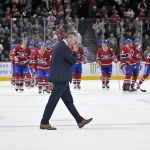 25 janvier 2024; Montréal, Québec, Canada; Patrick Roy, entraîneur-chef des Islanders de New York, quitte la glace après la défaite contre les Canadiens de Montréal au Centre Bell.
