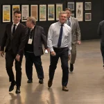 25 janvier 2024; Montréal, Québec, Canada; Patrick Roy, entraîneur-chef des Islanders de New York, arrive au Centre Bell pour une conférence de presse avant le match contre les Canadiens de Montréal.