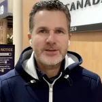 Renaud Lavoie, journaliste de TVA Sports, à l'aéroport.