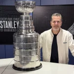 Renaud Lavoie, avec la Coupe Stanley, dans les studios de TVA Sports.