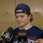 L'attaquant du Canadien de Montréal, Cole Caufield, en conférence de presse.