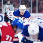 14 décembre 2025; Montréal (Québec), Canada; L'attaquant des Oilers d'Edmonton, Connor McDavid (97), se prépare à une mise au jeu contre les Canadiens de Montréal durant la troisième période au Centre Bell.