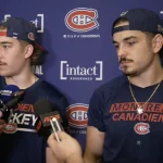 Le défenseur du Canadien de Montréal, Arber Xhekaj, et son frère, Florian Xhekaj, en conférence de presse devant les médias.