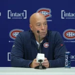 Le directeur général du Canadien de Montréal, Kent Hughes, en conférence de presse devant les médias.