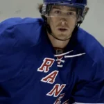 David Urquhart, entraîneur du Rocket de Laval, au sein de l'organisation du Canadien de Montréal, et dans l'uniforme des Rangers de New York.