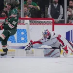 8 janvier 2022 ; Saint Paul, Minnesota, États-Unis ; Mats Zuccarello (36), ailier droit du Wild du Minnesota, rate son tir face au gardien des Capitals de Washington, Zach Fucale (60), lors de la séance de tirs de barrage au Xcel Energy Center.
