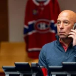 Le directeur général du Canadien de Montréal, Kent Hughes, au téléphone.