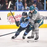 Le défenseur des San Jose Barracuda, Braden Hache (86), immobilise l'ailier gauche des Milwaukee Admirals, Josh Davies (10), lors de la deuxième période d'un match le samedi 7 mars 2026 à l'UWM Panther Arena de Milwaukee, Wisconsin.