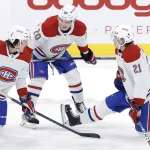 3 novembre 2022 ; Winnipeg, Manitoba, Canada ; le défenseur des Canadiens de Montréal Arber Xhekaj (72), l\'ailier gauche des Canadiens de Montréal Juraj Slafkovsky (20) et le défenseur des Canadiens de Montréal Kaiden Guhle (21) discutent avant un match contre les Jets de Winnipeg au Canada Life Centre.