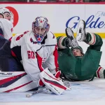Un exploit « rare » a été réalisé par cette solide acquisition du Canadien de Montréal 8 janvier 2022 ; Saint Paul, Minnesota, États-Unis ; Marcus Foligno (17), ailier gauche du Wild du Minnesota, chute devant le gardien des Capitals de Washington, Zach Fucale (60), en prolongation au Xcel Energy Center.