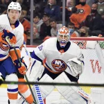 28 septembre 2021 ; Philadelphie, Pennsylvanie, États-Unis ; le défenseur des Islanders de New York, Robin Salo (45), et le gardien de but Cory Schneider (35) suivent la rondelle des yeux face aux Flyers de Philadelphie durant la deuxième période au Wells Fargo Center.