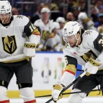 3 mars 2026 ; Buffalo, New York, États-Unis ; le défenseur des Sabres de Buffalo, Owen Power (25), tente de prendre le palet à Raphael Lavoie (36), centre des Golden Knights de Vegas, durant la première période au KeyBank Center.