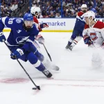 3 mai 2026 ; Tampa, Floride, États-Unis ; l'attaquant du Lightning de Tampa Bay, Nick Paul (20), contrôle la rondelle face au défenseur des Canadiens de Montréal, Kaiden Guhle (21), lors de la troisième période du septième match du premier tour des séries éliminatoires de la Coupe Stanley 2026 à la Benchmark International Arena.