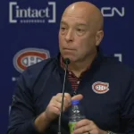 Le directeur général du Canadien de Montréal, Kent Hughes, en conférence de presse devant les médias.