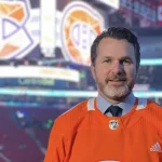 Le journaliste de TVA Sports, Renaud Lavoie, au Centre Bell avec un chandail du Canadien de Montréal.