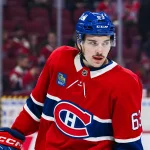 2 décembre 2025; Montréal, Québec, Canada; Florian Xhekaj (63), ailier gauche des Canadiens de Montréal, observe l'échauffement avant le match contre les Sénateurs d'Ottawa au Centre Bell.