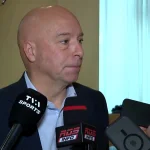 Le directeur général du Canadien de Montréal, Kent Hughes, en conférence de presse devant les médias.
