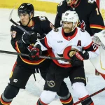 RUMEUR: un échange impliquant deux défenseurs entre le Canadien et les Flames serait à surveiller 5 mars 2026 ; Calgary, Alberta, Canada ; Le défenseur des Flames de Calgary, Zach Whitecloud (28), et l\'ailier droit des Sénateurs d\'Ottawa, Claude Giroux (28), se disputent une position devant le gardien des Flames de Calgary, Devin Cooley (1), au cours de la première période au Scotiabank Saddledome.