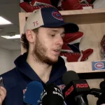 Le gardien du Canadien de Montréal, Jakub Dobes, en conférence de presse devant les médias.