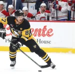 21 décembre 2025 ; Pittsburgh, Pennsylvanie, États-Unis ; Sidney Crosby (87), centre des Penguins de Pittsburgh, patine avec la rondelle lors d'une séance de tirs de barrage contre les Canadiens de Montréal au PPG Paints Arena.