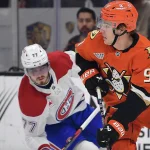 2 février 2025 ; Anaheim, Californie, États-Unis ; Leo Carlsson (91), centre des Ducks d'Anaheim, manie la rondelle face aux Canadiens de Montréal durant la troisième période au Honda Center.