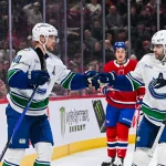 12 janvier 2026; Montréal, Québec, Canada; Elias Pettersson (40), centre des Canucks de Vancouver, célèbre son but contre les Canadiens de Montréal en première période au Centre Bell avec l'ailier gauche Jake DeBrusk (74).